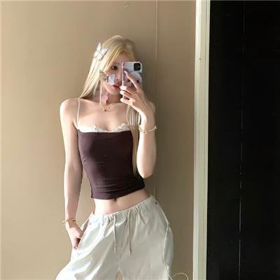 绿杨移作两家春